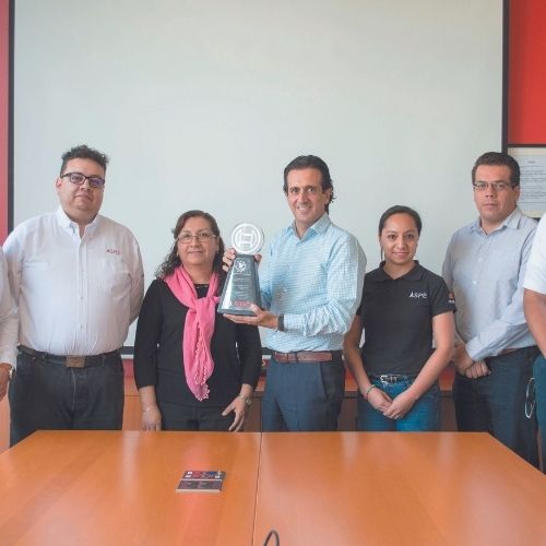 Pedro Frutos (al centro) y parte de su equipo de trabajo en Aspel Molding México