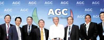 ›› El Gobernador, Juan Manuel Carreras con directivos de la empresa AGC Automotive México.