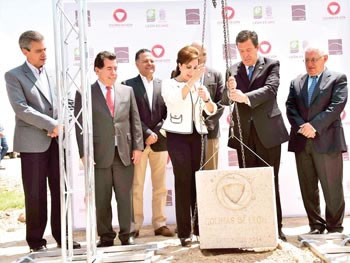 ›› Directivos de Lintel y el Gobernador del Estado de Guanajuato durante la colocación de la primera piedra.