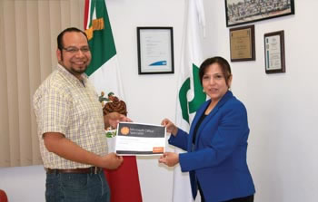 ›› Entrega de certificado de word al maestro Jorge Alejandro Muñiz del Plantel Lic. Raúl Rangel Frías.