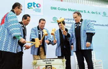 ››  Directivos de la empresa y representantes gubernamentales durante la inauguración de DM Color Mexicana en Guanajuato.