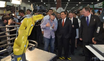 Ildefonso Guajardo Villareal, Secretario de Economía visitó el proyecto de la empresa Creativa y se sorprendió de la velocidad con la que funcionaba y grababa el robot, por lo que reconoció la labor de ambas empresas, IDTec y Home Films.