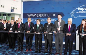 ›› Empresarios, líderes del sector automotriz y autoridades federales inauguraron la ExpoINA 2015 en la que se contó con la presencia de la armadora coreana Hyundai Motor México.