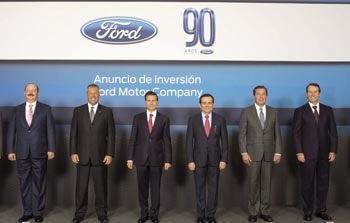›› Representantes gubernamentales y directivos de Ford durante el anuncio de inversión.