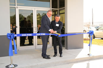 Roy Twite, Director Gerente de división de IMI Critical Engineering y Daniele Cecchelli, Presidente de IMI Z&J Houston, inauguran oficialmente las nueva instalación en Houston.