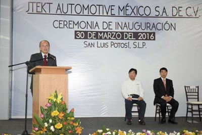 ›› El Gobernador, Juan Manuel Carreras López, y directivos de Jtekt Automotive México durante el acto de inauguración.