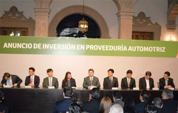 ››Rodrigo Medina de la Cruz, Gobernador de Nuevo León encabezó el anuncio de inversión de nuevos proveedores de KIA.