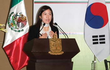 ››Youn Hee Han, Directora del Centro de Comercio e Inversión de Corea en México (KOTRA, por sus siglas en inglés), durante su intervención en el  Encuentro Regional Automotriz México-Corea.