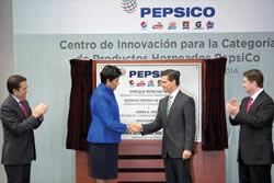 ››Con una inversión de 200 millones de pesos el Presidente de la Republica, Enrique Peña Nieto, y la Directora de PepsiCo, Indra K. Nooyi, inauguraron el Centro de Innovación para la Categoría de Productos Horneados de PepsiCo, el cual estará ubicado en Apodaca, Nuevo León.