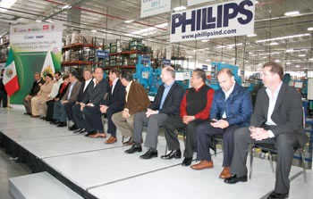 ›› Directivos y representantes  gubernamentales durante la inauguración de Phillips Industries en Arteaga Industrial Park.