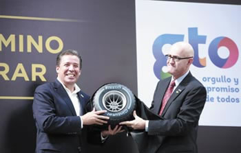 ›› Miguel Márquez, Gobernador de Guanajuato y Tom Grávalos Director General de Pirelli, presentan la llanta número cinco millones producida en México.
