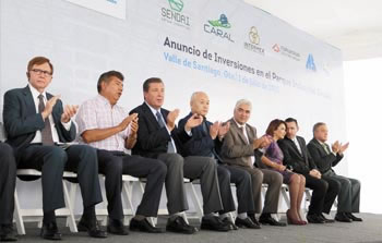 ›› Miguel Márquez Márquez, Gobernador del Estado de Guanajuato y directivos de diversas empresas durante el anuncio de la inversión.