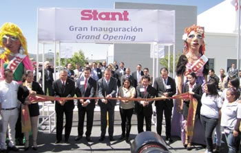 Directivos y representantes gubernamentales cortan el listón inaugural de la empresa Stant de México.