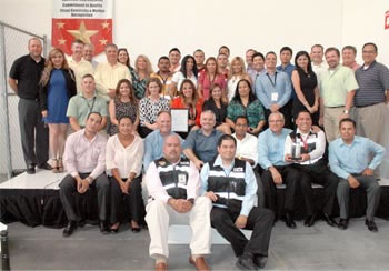 ››Fotografía del recuerdo en donde empleados de UTI Monterrey y directivos de la empresa  a nivel mundial participaron en el festejo por el CEO Award.
