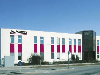 ›› Wittmann Battenfeld genera equipos y máquinas para la producción industrial de plástico.
