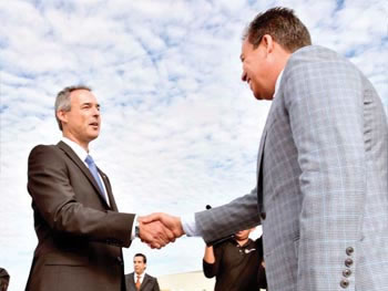 ›› Al inicio del evento se saludan Hubert Schuhleitner, CEO de ZKW, y el Gobernador de Guanajuato, Miguel Márquez Márquez.
