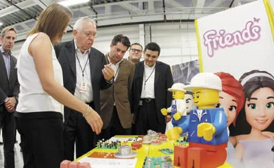››Hacen recorrido, por la planta de LEGO: Directivos de la empresa y representantes gubernamentales.