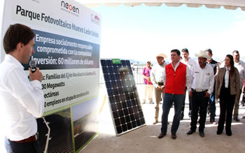 Representantes gubernamentales y directivos durante el inicio de la construcción del nuevo parque fotovoltaico en Nuevo León.