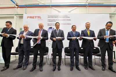 ›› Durante el corte de listón de la inauguración de Prettl en Querétaro.