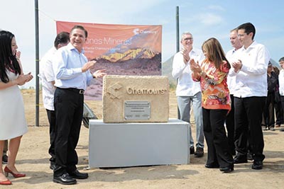 Directivos durante la colocación de la primera piedra en Durango.