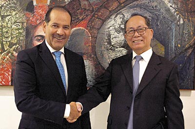 Martín Orozco Sandoval, jefe del Ejecutivo de Aguascalientes y Xiaoqi Qui, Embajador de la República Popular China en México