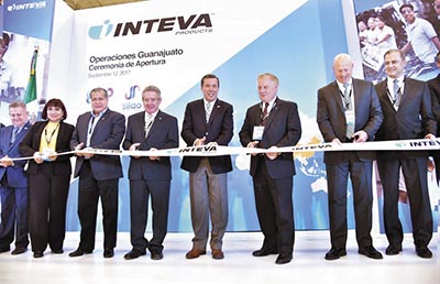 El Gobernador de Guanajuato, en conjunto con directivos de INTEVA inauguraron las instalaciones de dicha compañía.