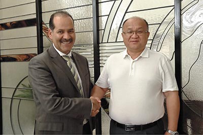 Martín Orozco Sandoval, Gobernador de Aguascalientes, en compañía de Jong Hwa Chin, Presidente Honorario de Minth Group Limited.