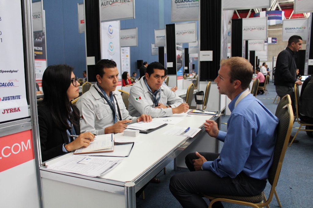 Se reúnen empresas compradores y proveedoras para hacer negocios durante el Foro Automotriz 2017 en Guanajuato.