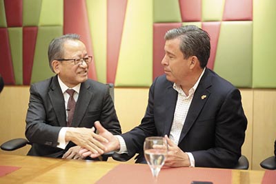 Nobuzo Jun Umemura, Vicepresidente de Asuntos para México de Toyota Motor y Miguel Márquez Márquez, Gobernador de Guanajuato.<br />