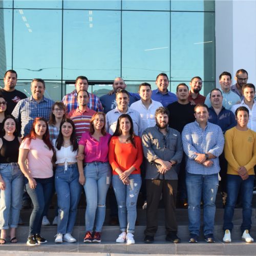 Equipo de Renishaw México durante la celebración de su décimo aniversario.