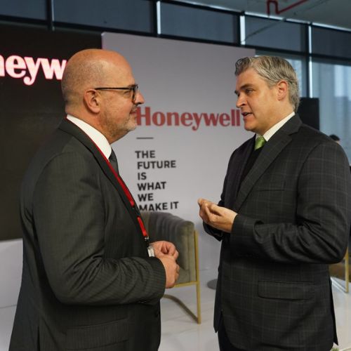 Directivos de Honeywell y representantes gubernamentales en anuncio de inversión.