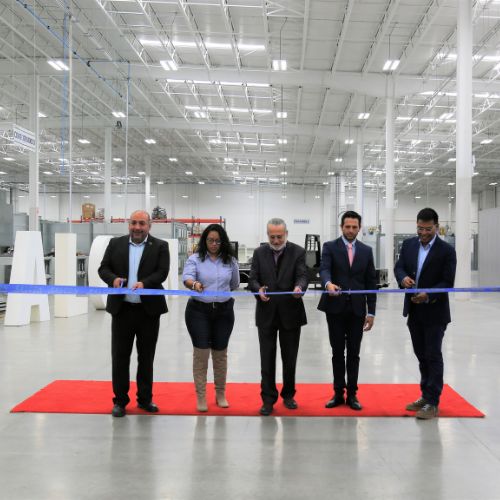 Directivos de la empresa y representantes gubernamentales durante el corte de listón inaugural.