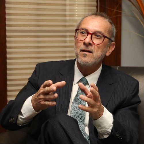 Fausto Cuevas, director ejecutivo de la Asociación Mexicana de la Industria Automotriz (AMIA) destacó que avanza la normalización del suministro de chips.