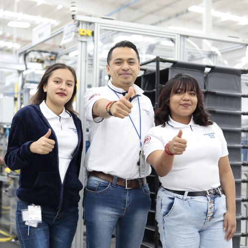 Directivos de la compañía y representantes gubernamentales durante la inauguración oficial de la nueva planta.