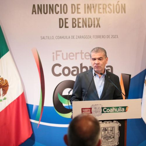 El gobernador de Coahuila, Miguel Ángel Riquelme Solís, arrancó la obra de la cuarta planta de Bendix.