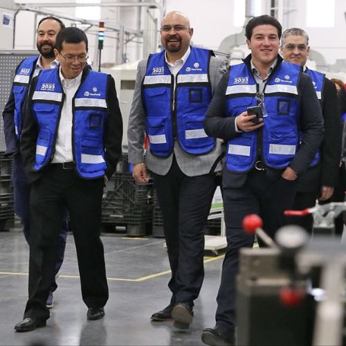 Acompañado del secretario de Economía, Iván Rivas; y de directivos de Yanfeng Seating, el gobernador Samuel García cortó el listón inaugural de la planta, en donde se fabricarán hasta 800 mil sets de asientos automotrices para clientes globales.