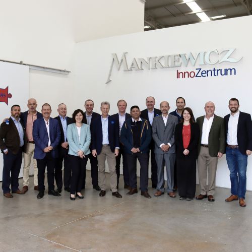 Directivos de la empresa a nivel internacional y nacional celebraron 25 años de Mankievicz en México, en la planta de Querétaro, en donde platicaron e intercambiaron experiencias junto con invitado especiales que honran su historia en el país.