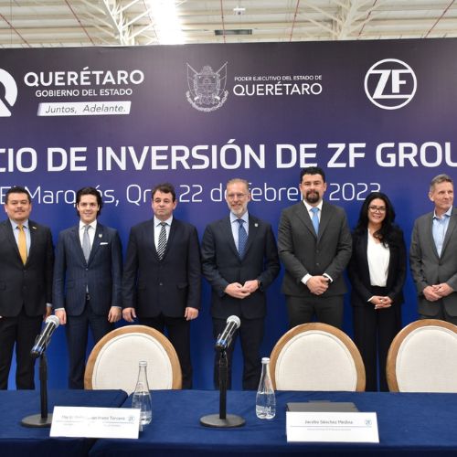 El secretario de Desarrollo Sustentable, Marco del Prete, Paulo Vigolo, vicepresidente de operaciones del Grupo ZF y el director de la planta de ZF en El Marqués, Jacobo Sánchez, en compañía de autoridades y directivos anunciaron la nueva inversión.