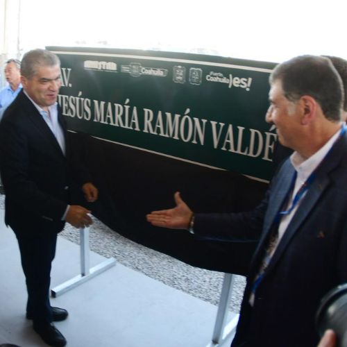 Directivos de Amistad y representantes gubernamentales durante la colocación de la primera piedra.