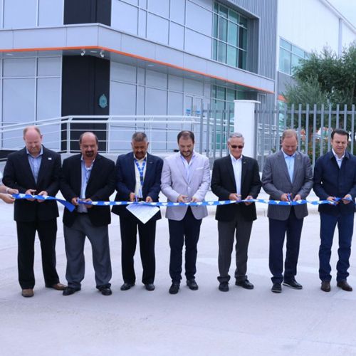 Directivos de Vishay Intertechnology y representantes gubernamentales durante el corte de listón de la planta en Durango.