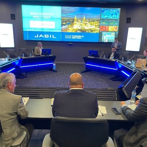 Directivos de Jabil y representantes gubernamentales durante anuncio de inversión.