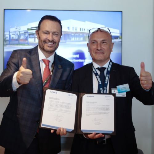 Mauricio Kuri, gobernador de Querétaro y el vicepresidente ejecutivo de Operaciones de Airbus Helicopters, Laurent Mazoué firmaron un acuerdo de inversión.