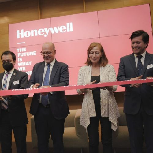 Directivos de Honeywell y representantes gubernamentales durante el corte de listón inaugural.