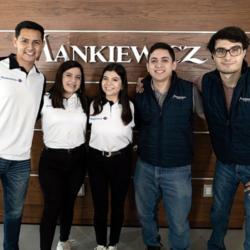 Actualmente Mankiewicz México planta Querétaro tiene aprendices en las cuatro áreas de la empresa, los cuales se rotan en: laboratorio, cadena de valor, ventas y soporte técnico.