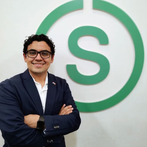 Alejandro Aguirre, HR Business Partner de Signify, indicó que buscan personal creativo y adaptable.