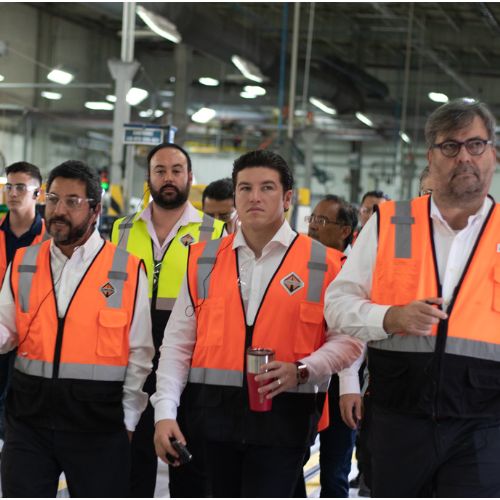 El gobernador de Nuevo León, Samuel García visitó la Planta de Navistar en Escobedo.