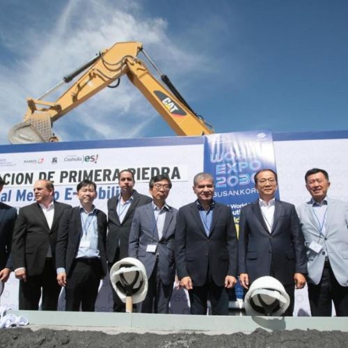 Altos directivos de POSCO y representantes gubernamentales colocaron la primera piedra de su planta en Coahuila.