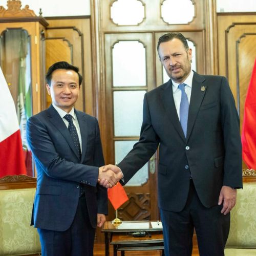 El embajador de China en México, Zhang Run, visitó el estado de Querétaro, en donde dialogó con el gobernador, Mauricio Kuri, quien compartió algunas ventajas competitivas para la llegada de empresas chinas.