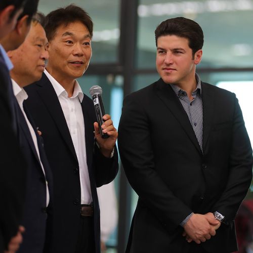 Xiaomin Xu, presidente de la junta directiva de Yinlun en compañía del gobernador de Nuevo León, Samuel García Sepúlveda y directivos de la empresa durante el corte de listón inaugural.