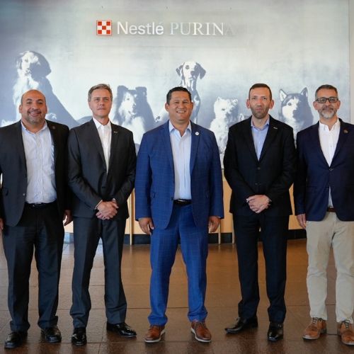Directivos de Nestlé Purina, y el gobernador de Guanajuato durante el anuncio de inversión.